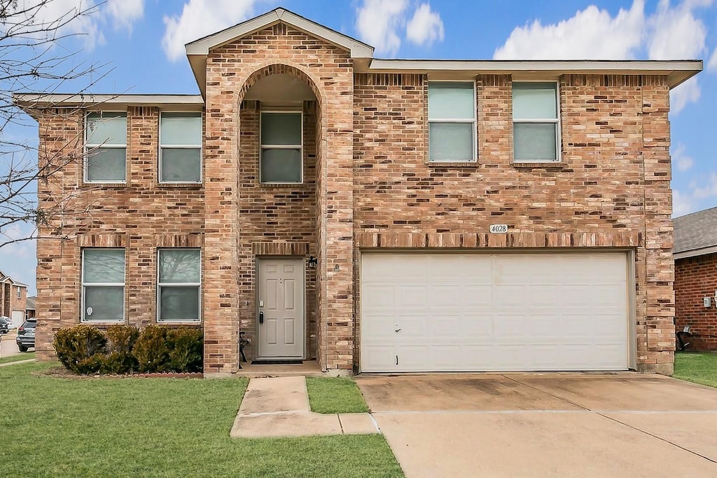 view of front of home featuring a garage and a front yard