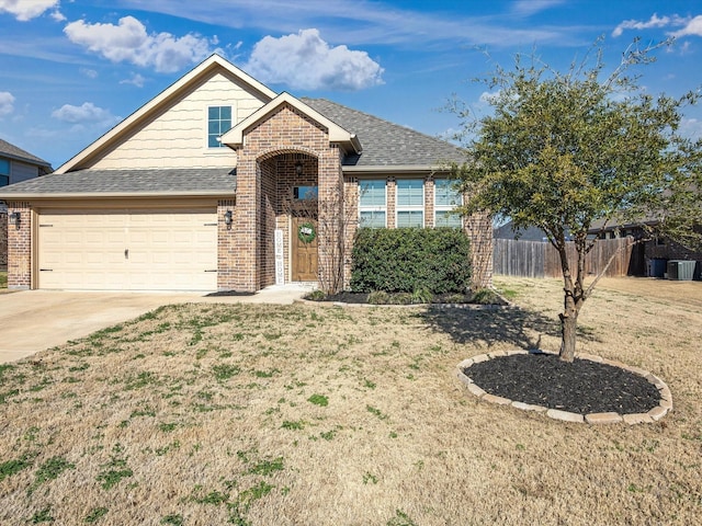 view of front facade featuring a front lawn