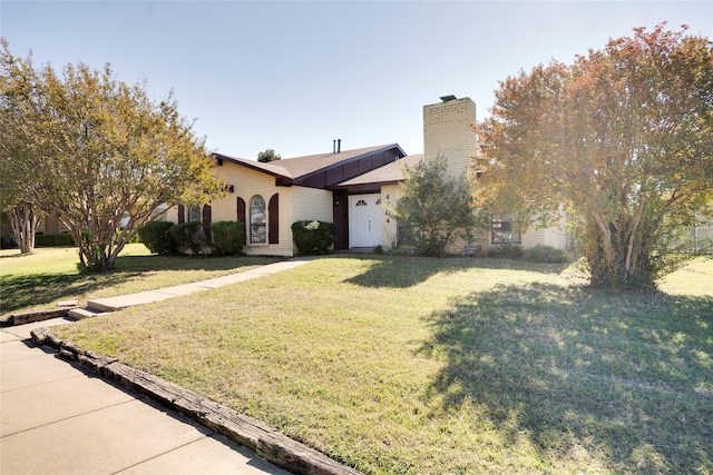 view of front of house featuring a front lawn