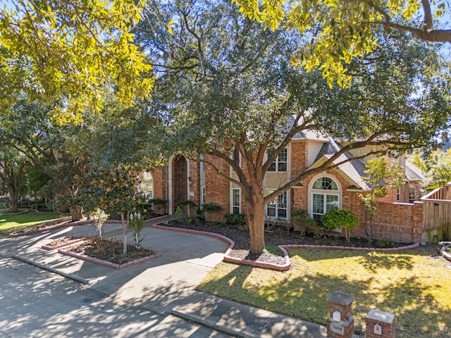 view of front of property featuring a front lawn