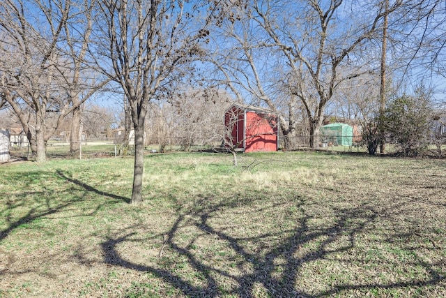 view of yard featuring an outbuilding