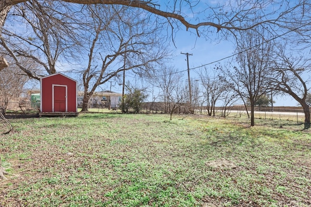 view of yard featuring a shed