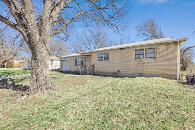 view of front of property featuring a front yard