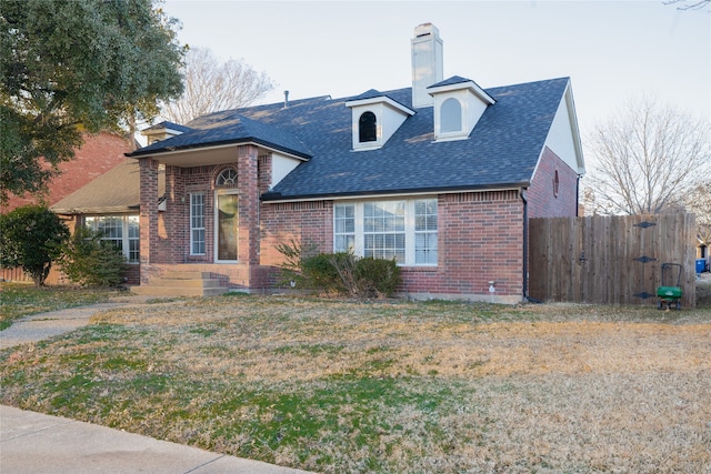 view of front facade featuring a front lawn