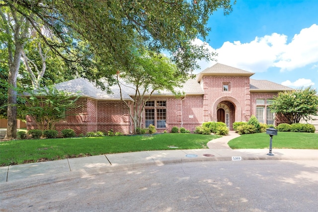 view of front facade with a front yard