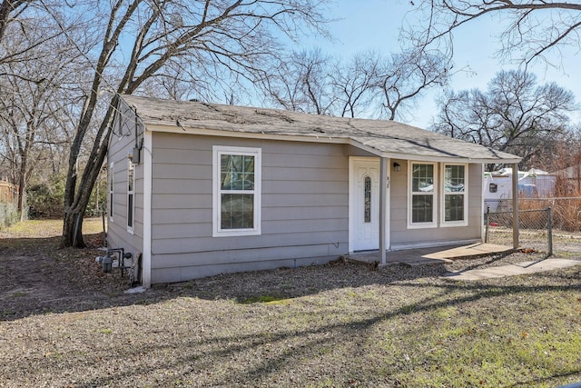 view of front of house featuring a front lawn