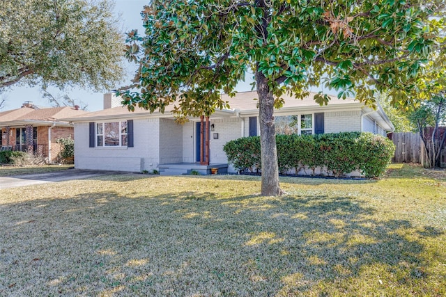 single story home featuring a front lawn