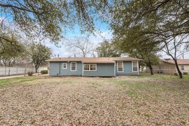 view of front of house with a front lawn