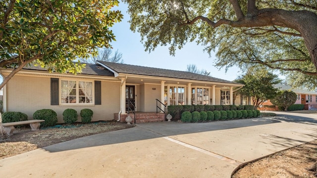 ranch-style home featuring covered porch