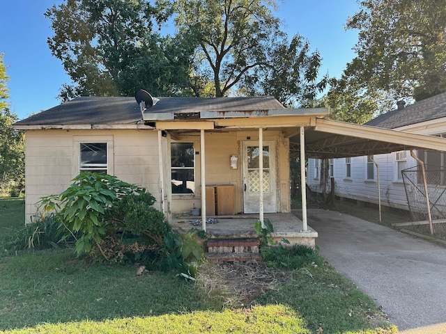 view of front of property featuring a carport