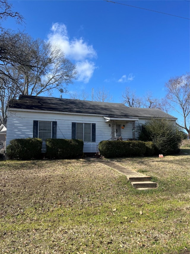 view of front of house featuring a front lawn