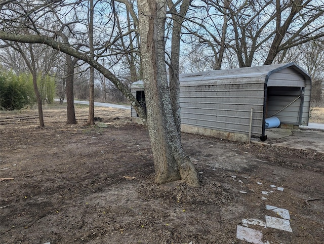 view of yard with an outbuilding