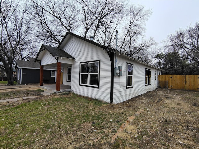 view of front facade featuring a patio and fence