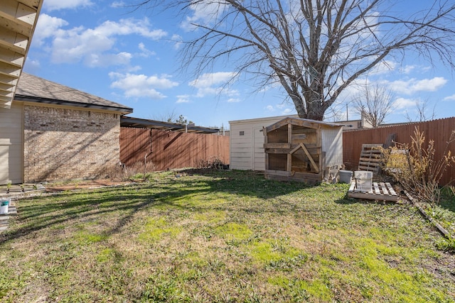 view of yard with an outdoor structure