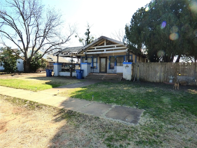 view of front of property featuring a front lawn and covered porch