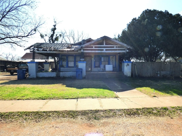 view of front of property with a front lawn