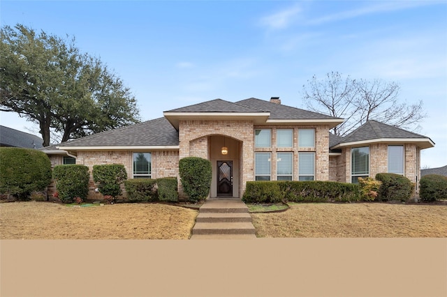 view of front of property featuring a front yard