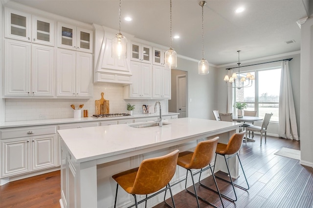 957 Prairie Timber Rd, Burleson, TX 76028 - kitchen with a sink, a kitchen island with sink, stainless steel gas stovetop, tasteful backsplash, and ornamental molding