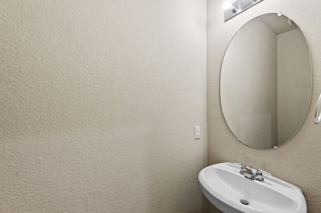 bathroom featuring sink