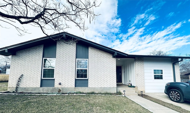 view of front of home with brick siding and a front lawn