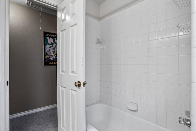 bathroom featuring tiled shower / bath