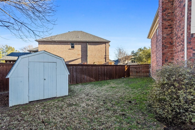 view of yard with a storage shed