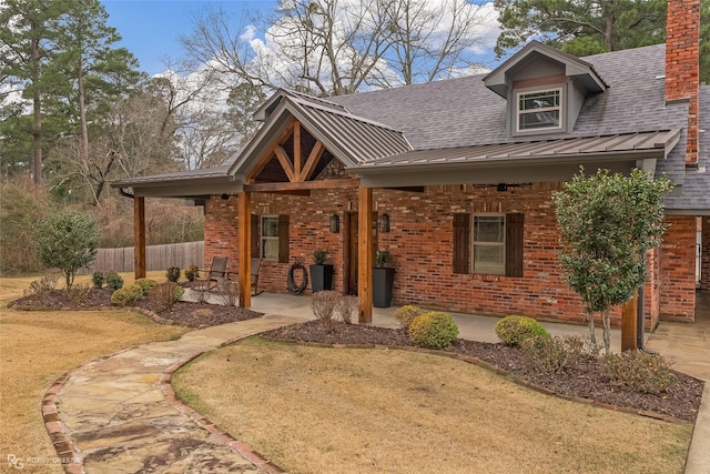 view of front of property featuring a front yard and a patio