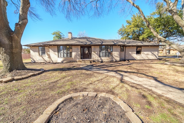 ranch-style house featuring a front yard