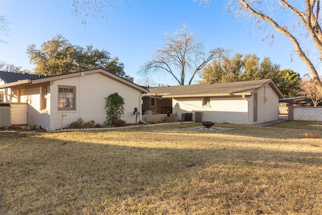 single story home with a front yard