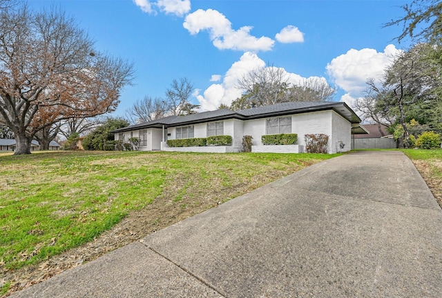 ranch-style house featuring a front lawn