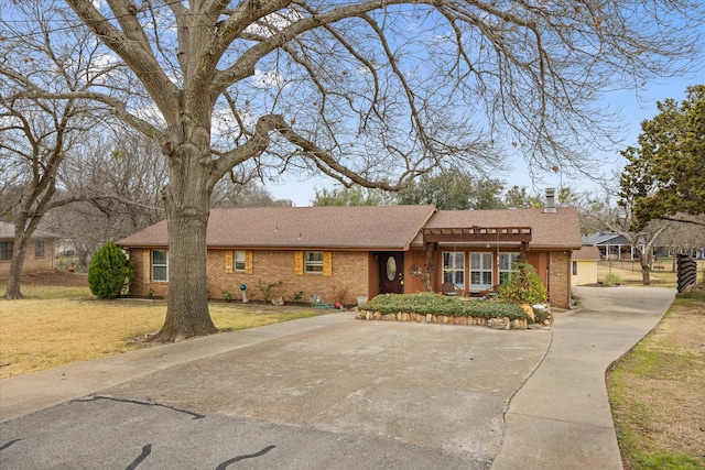 ranch-style house featuring a front yard