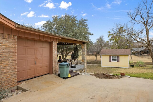 view of yard featuring a storage shed