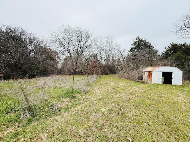 view of yard with a pole building and an outdoor structure