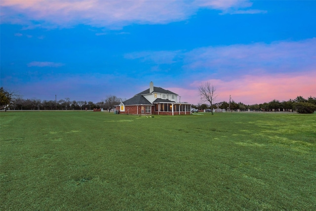 view of yard at dusk