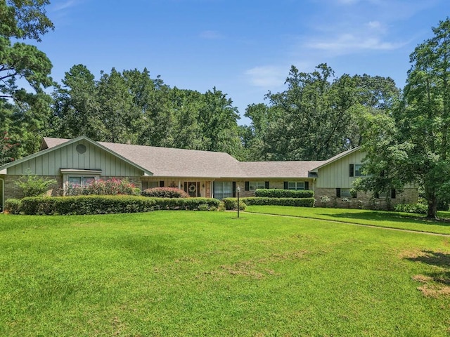 single story home with a front lawn