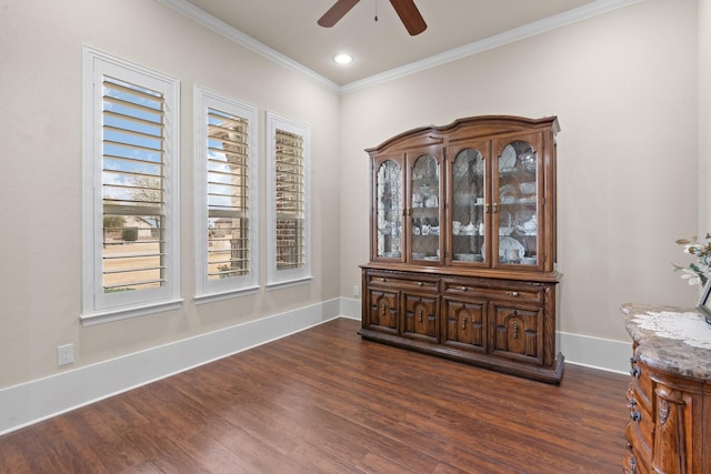 dining space with recessed lighting, dark wood-type flooring, a ceiling fan, baseboards, and crown molding