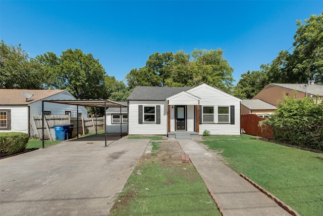 view of front of home featuring a front lawn