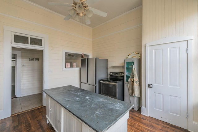 kitchen featuring dark wood-type flooring, ornamental molding, stainless steel appliances, and ceiling fan