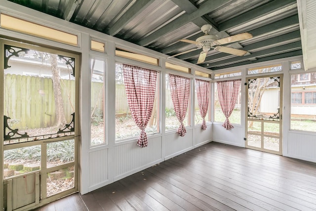 sunroom with ceiling fan