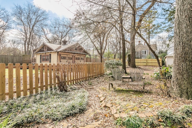 view of yard featuring an outbuilding