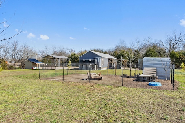 view of yard with an outbuilding