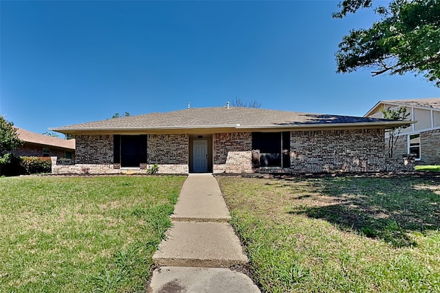 single story home with a front lawn