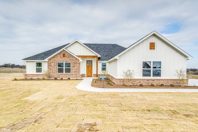 view of front facade with a front lawn