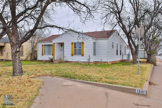 view of front of house with a front yard