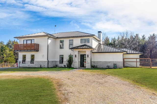 view of front facade featuring a front lawn