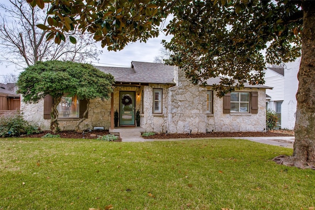 view of front of property with a front yard