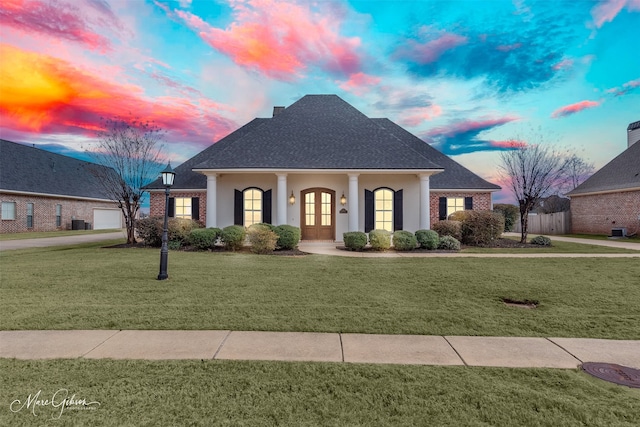 view of front of home featuring a porch and a yard