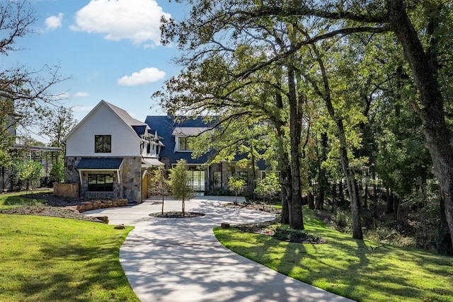 view of front facade featuring a front yard