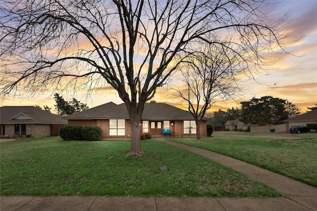 view of front of property featuring a lawn