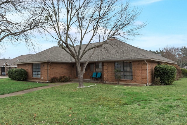 view of front facade with a front yard